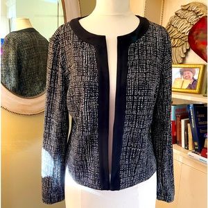 Ellen Tracy stretch black-and-white travel jacket. L excellent condition.